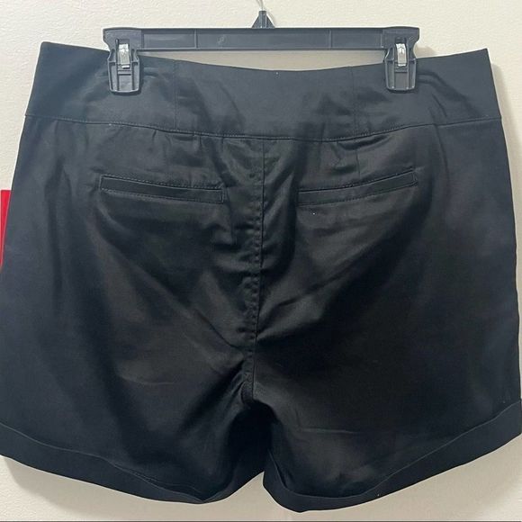 💋PLUS SIZE Black Shorts - Picture 6 of 7